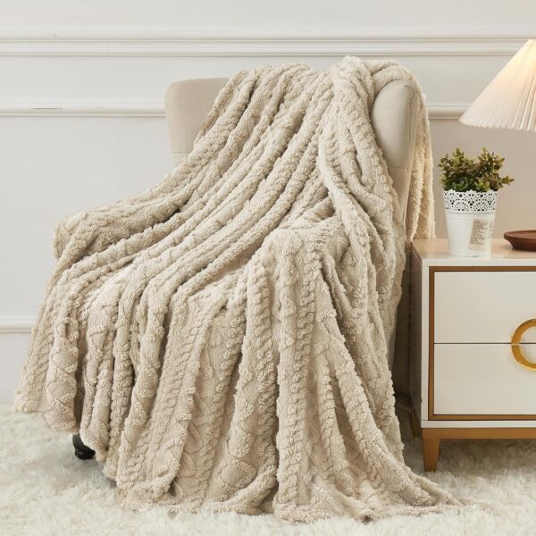 Soft fleece blanket 50x60 inches, lightweight and warm sofa blanket